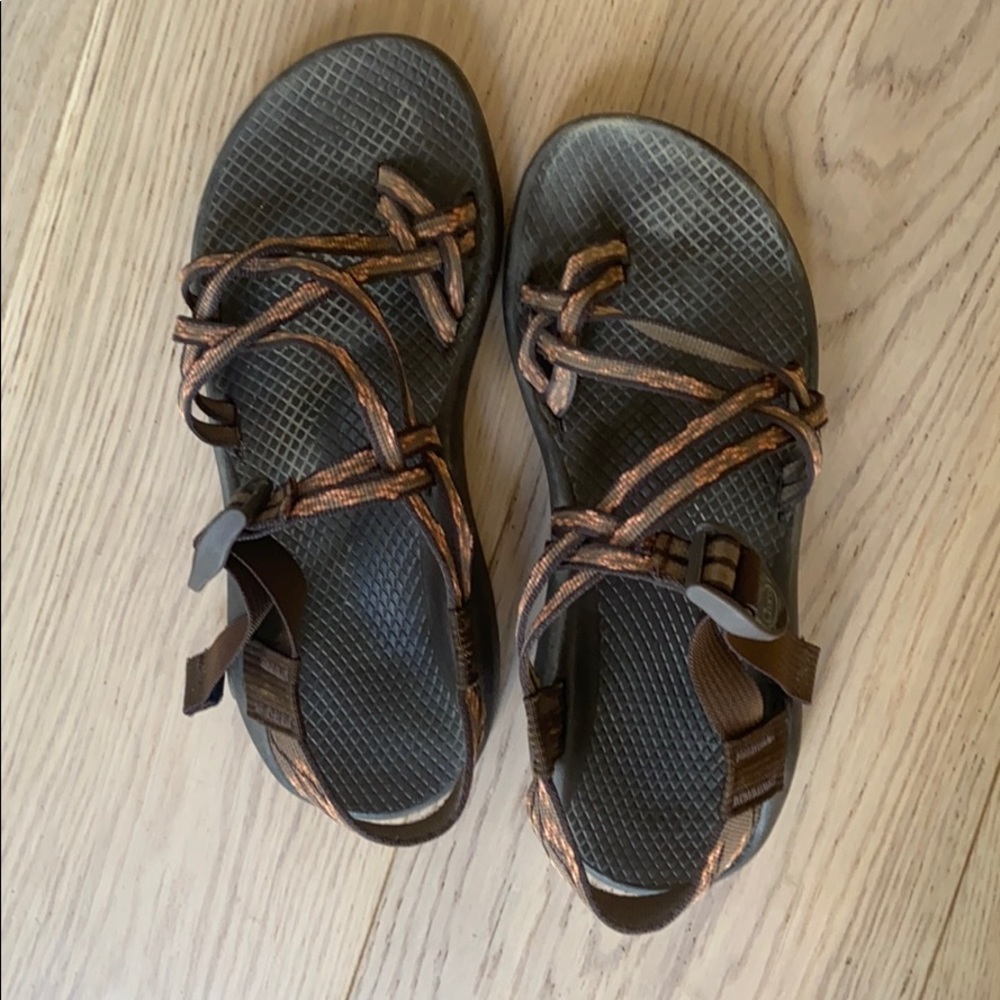 Brown flower print chacos double strap